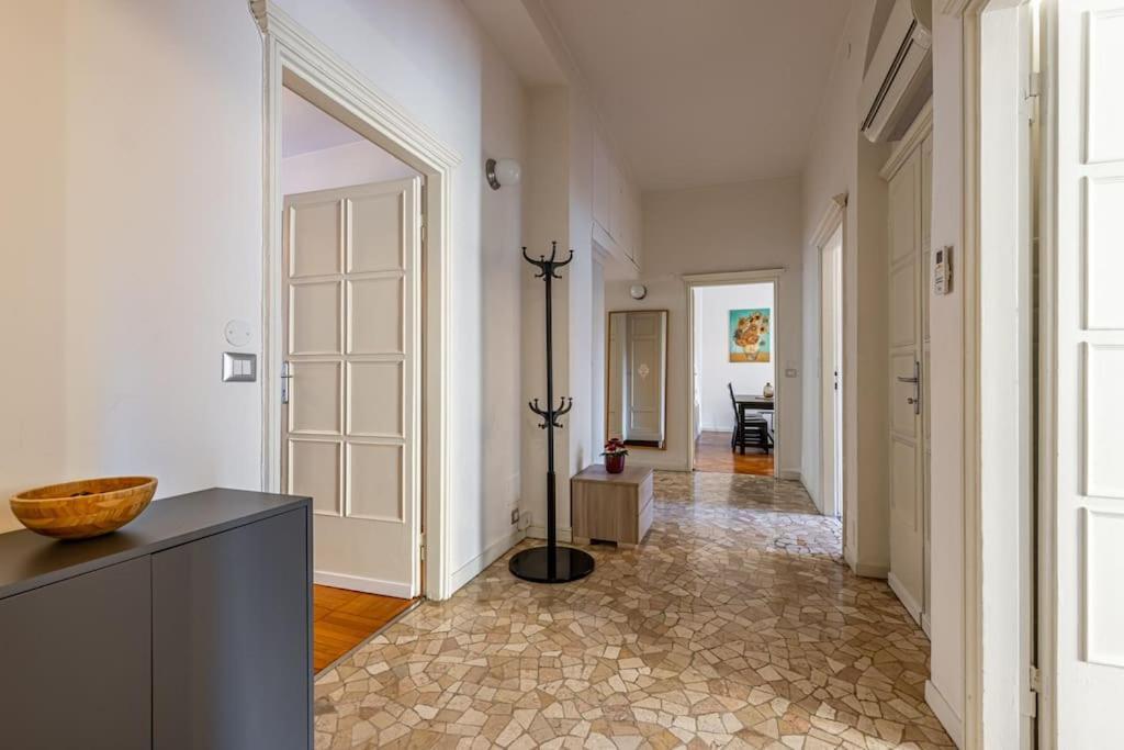 4 Bedrooms, 10 Guests, 250sqm, Terrace, 5mn Duomo Appartement