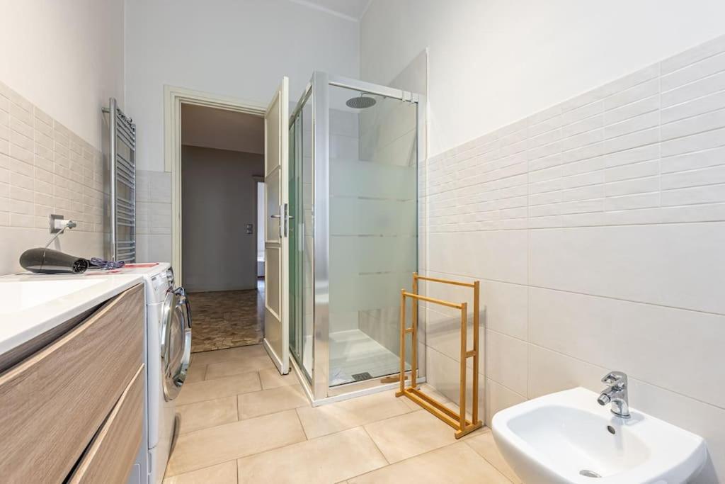 4 Bedrooms, 10 Guests, 250sqm, Terrace, 5mn Duomo Appartement